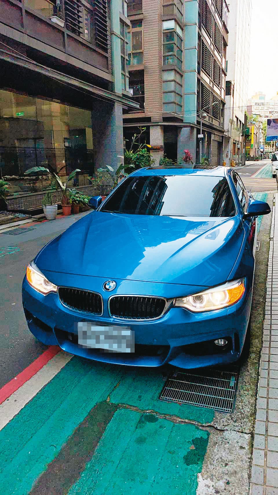李男不僅全身名牌,出入還開BMW轎車。(讀者提供)