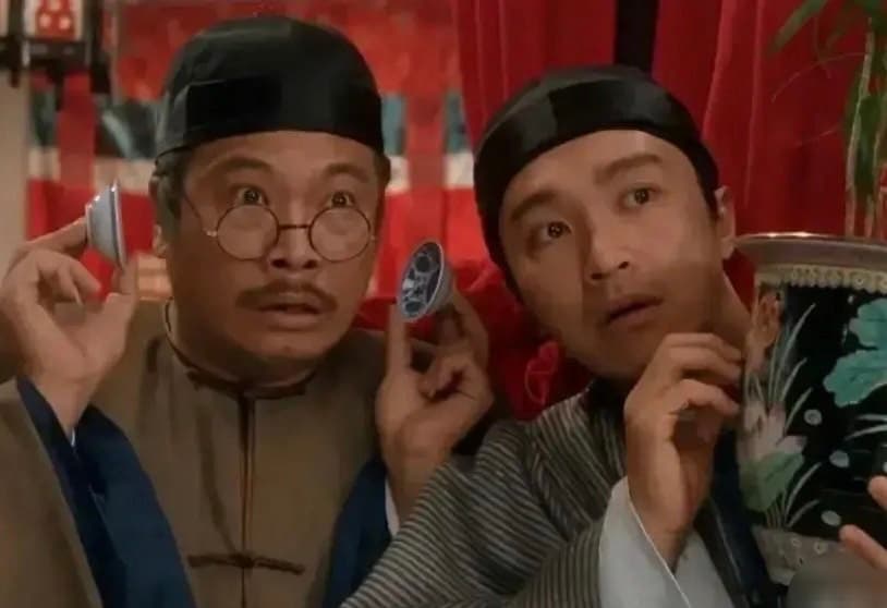 吳孟達(左)拍過許多經典喜劇,曾陪伴許多人長大。(翻攝自新浪微博)