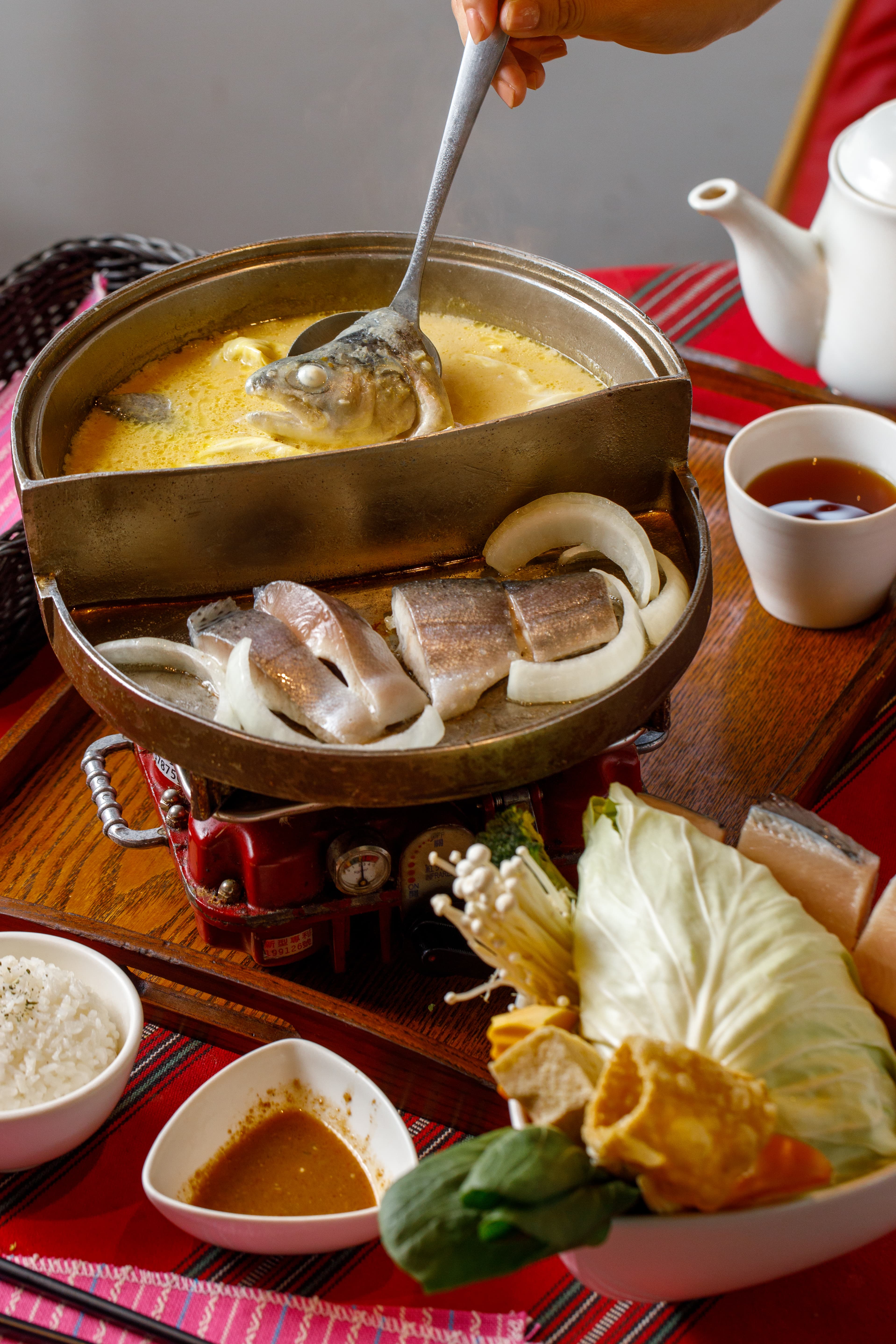 「山泉風味鍋」南瓜牛奶蔬菜口味,山鱒魚火烤兩吃是店內招牌,(465元/份)。