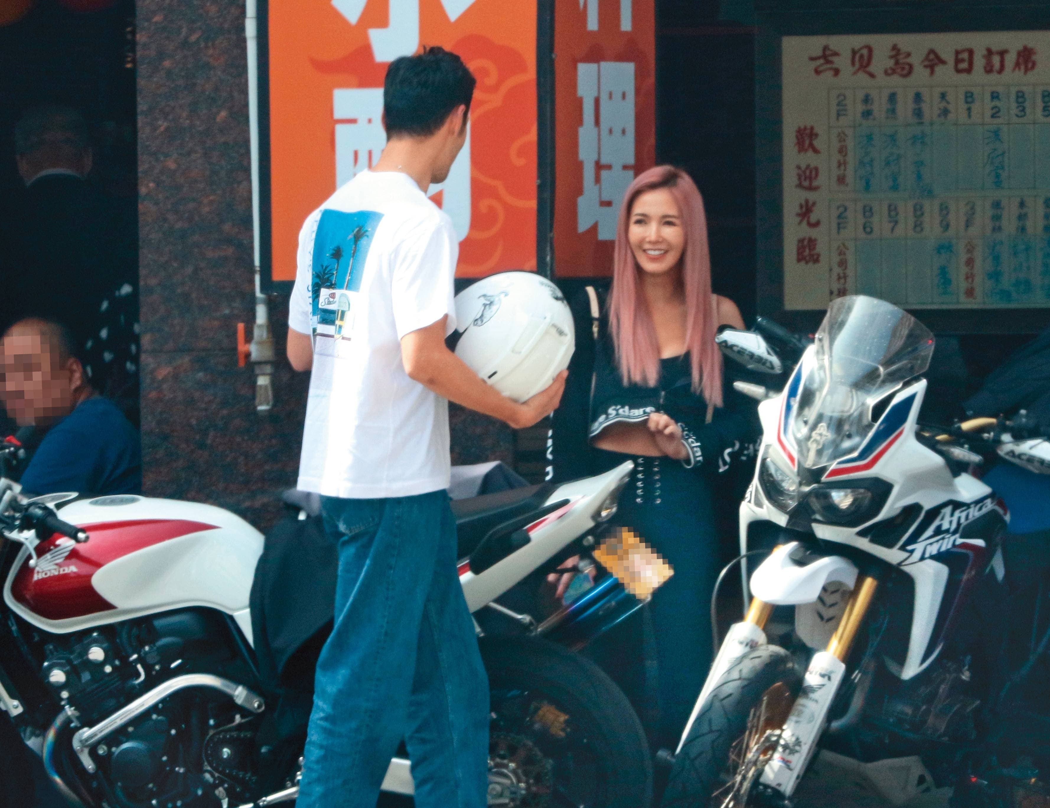 12:04 阮經天跟拐拐之間若有似無的電流，讓小倆口之間的互動更有看頭。