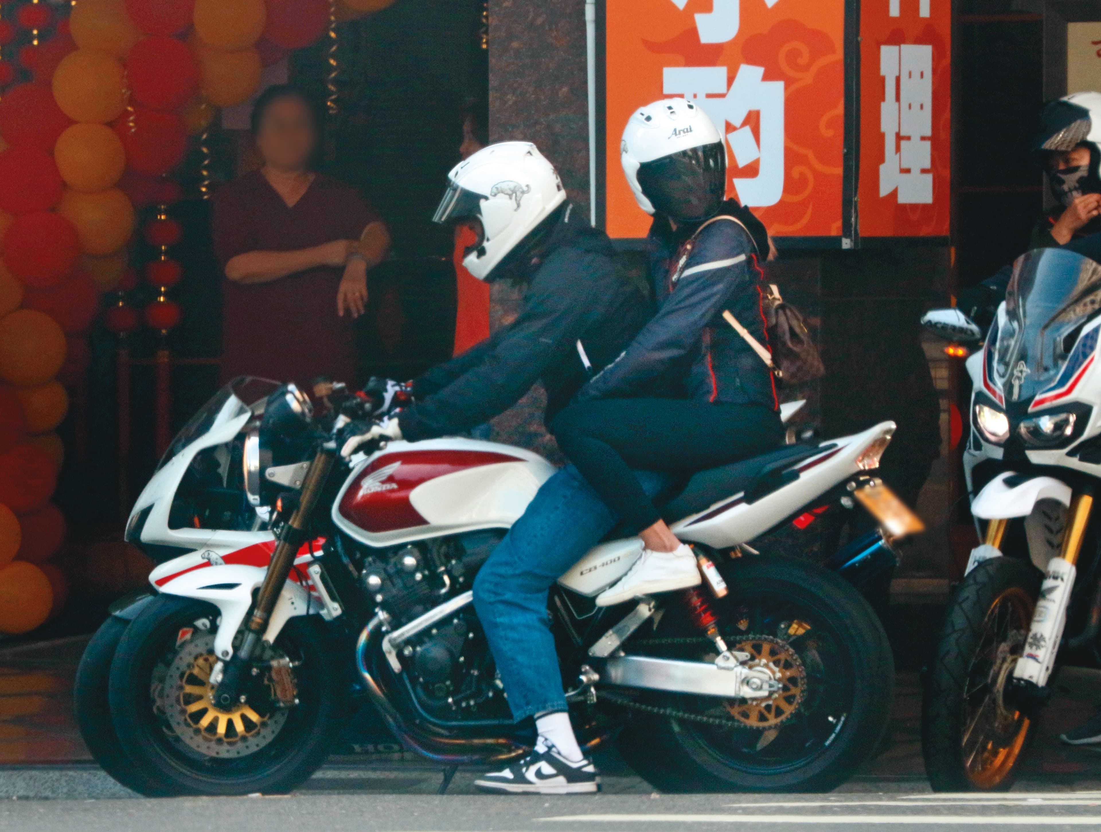 2/14 14:12 明明重機都還沒發動,拐拐(右)抱著阮經天,讓自己一刻都不可能掉下車去。