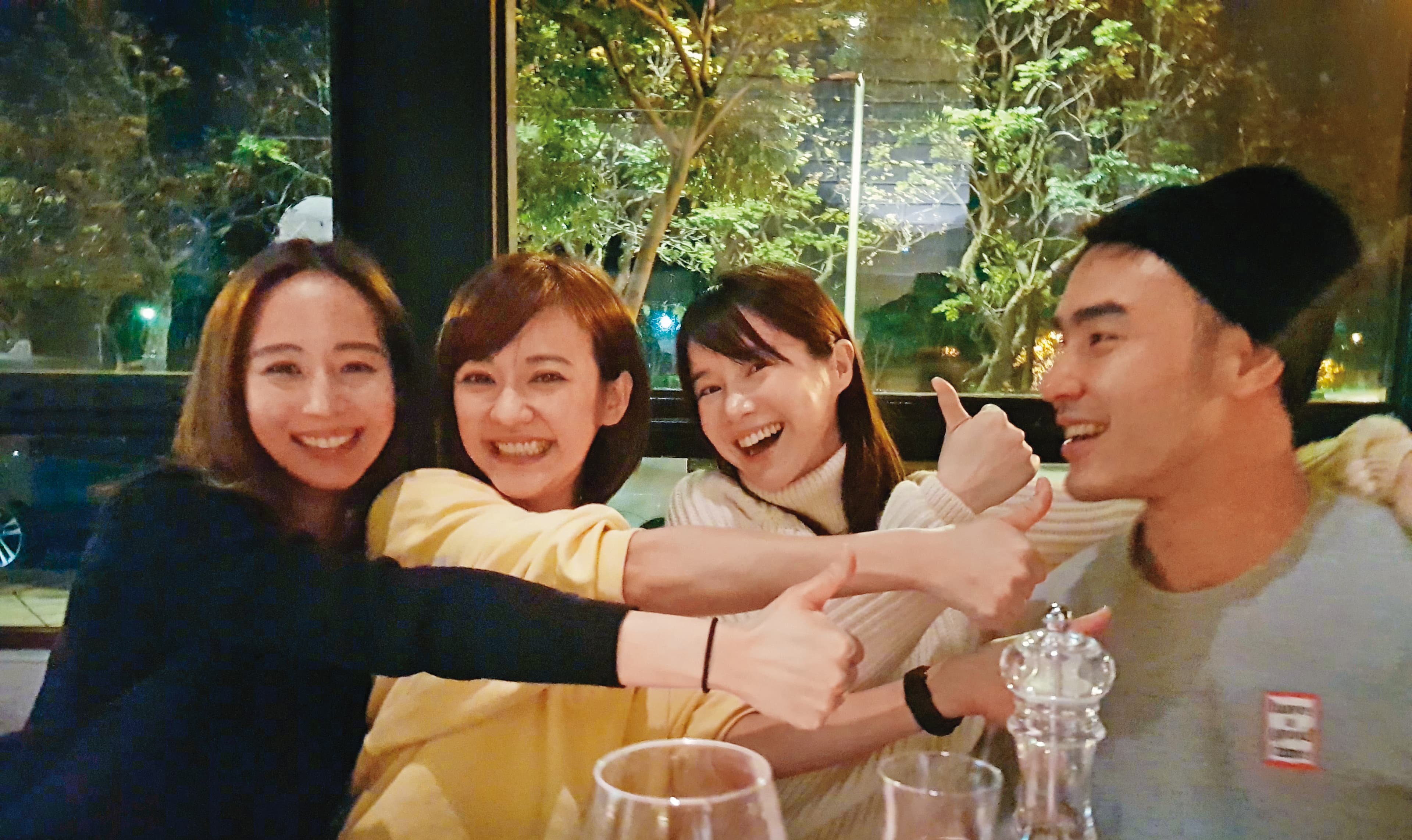 之前本刊拍過阮經天(右一)車內約會李佳穎(右二),只是李佳穎經紀人澄清,兩人就是一群常約吃飯的朋友。左起張鈞甯、陳意涵。(翻攝自李佳穎IG)