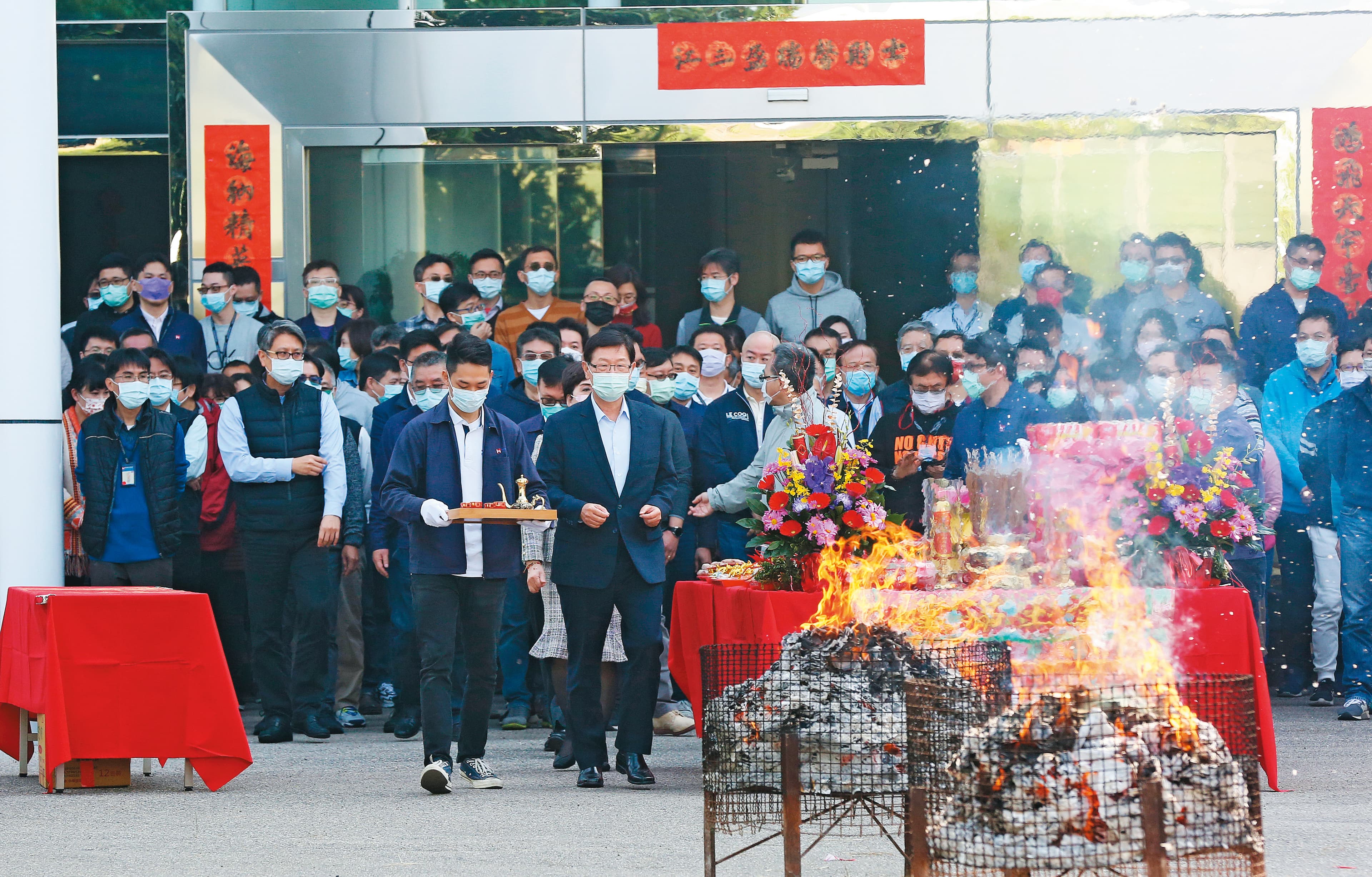 大年初九鴻海開工日,劉揚偉率領一級主管與數百員工在鴻海總部前祭祀祈福。