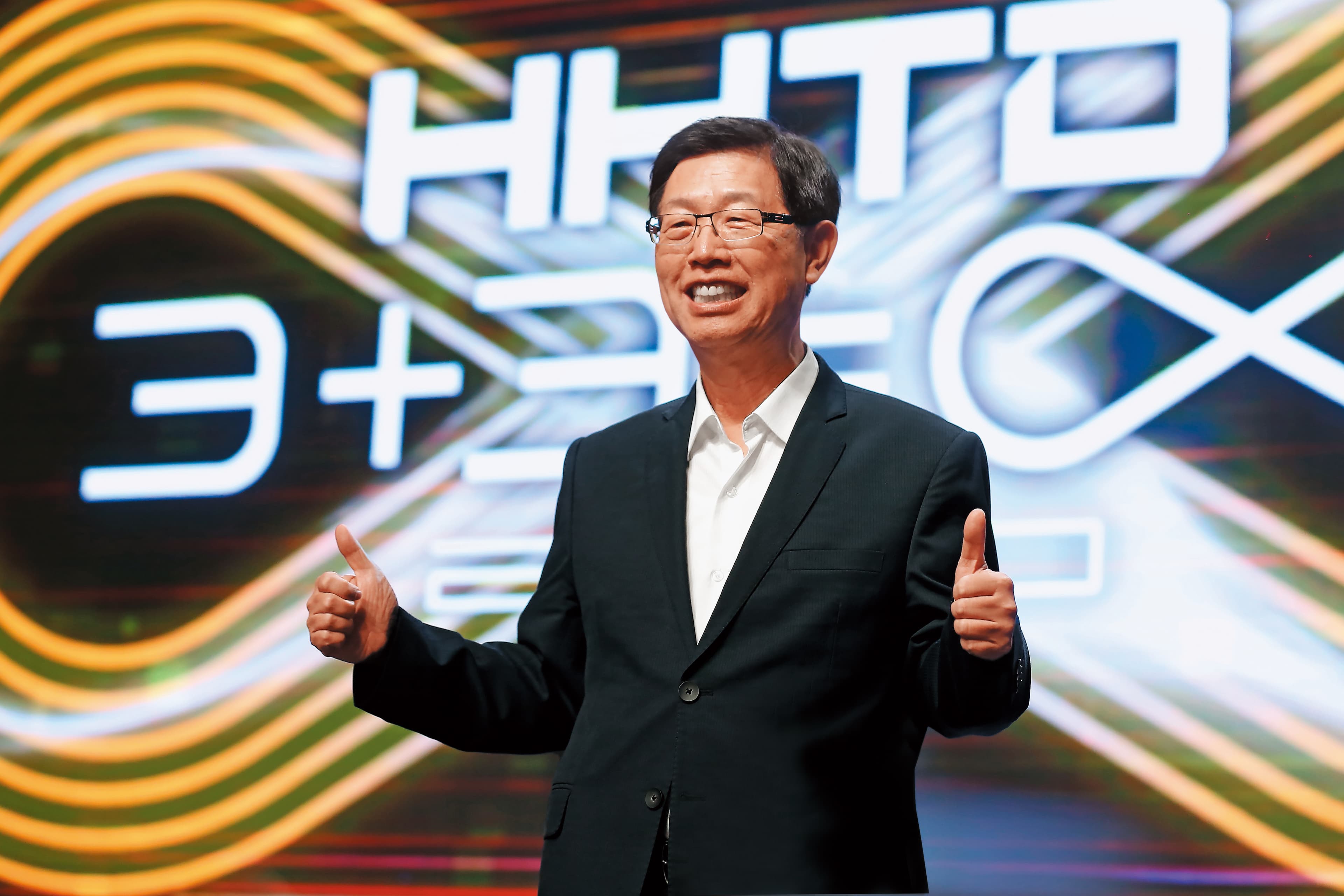 鴻海董事長劉揚偉主帥親征搶攻電動車,今年初起吸引外資大買30萬張股票,股價漲逾2成。