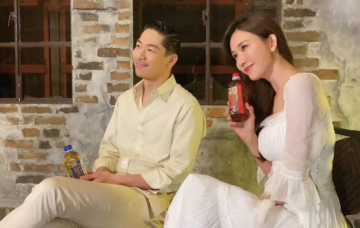 第一次以夫妻檔身分拍廣告,兩人事前準備工作做得相當充分,拍攝起來一絲不苟。(御茶園提供)