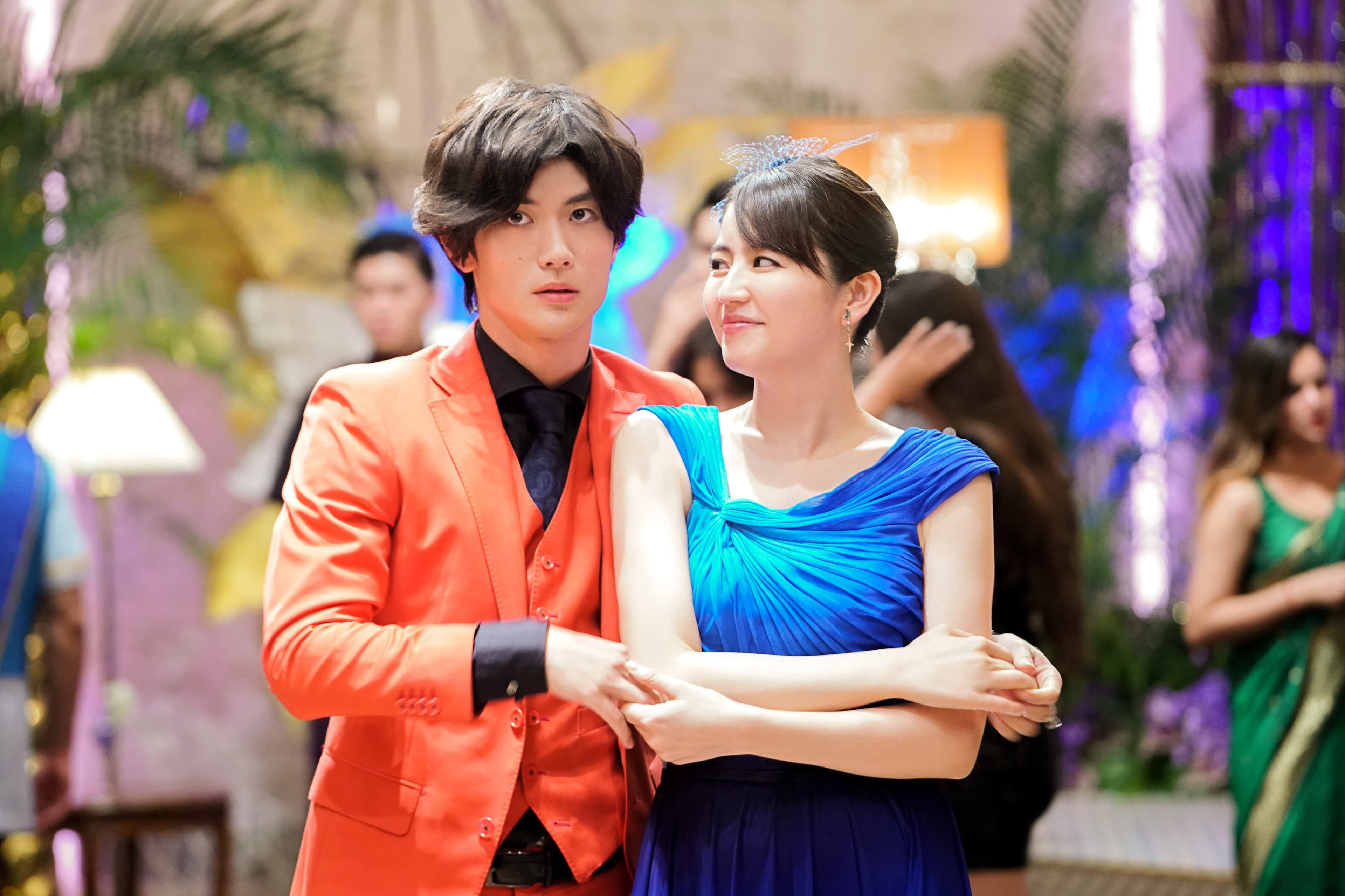 長澤雅美(右)主演《信用詐欺師JP》系列作品都開出佳績,去年上映的《信用詐欺師JP:公主篇》也不例外。(海樂影業提供)