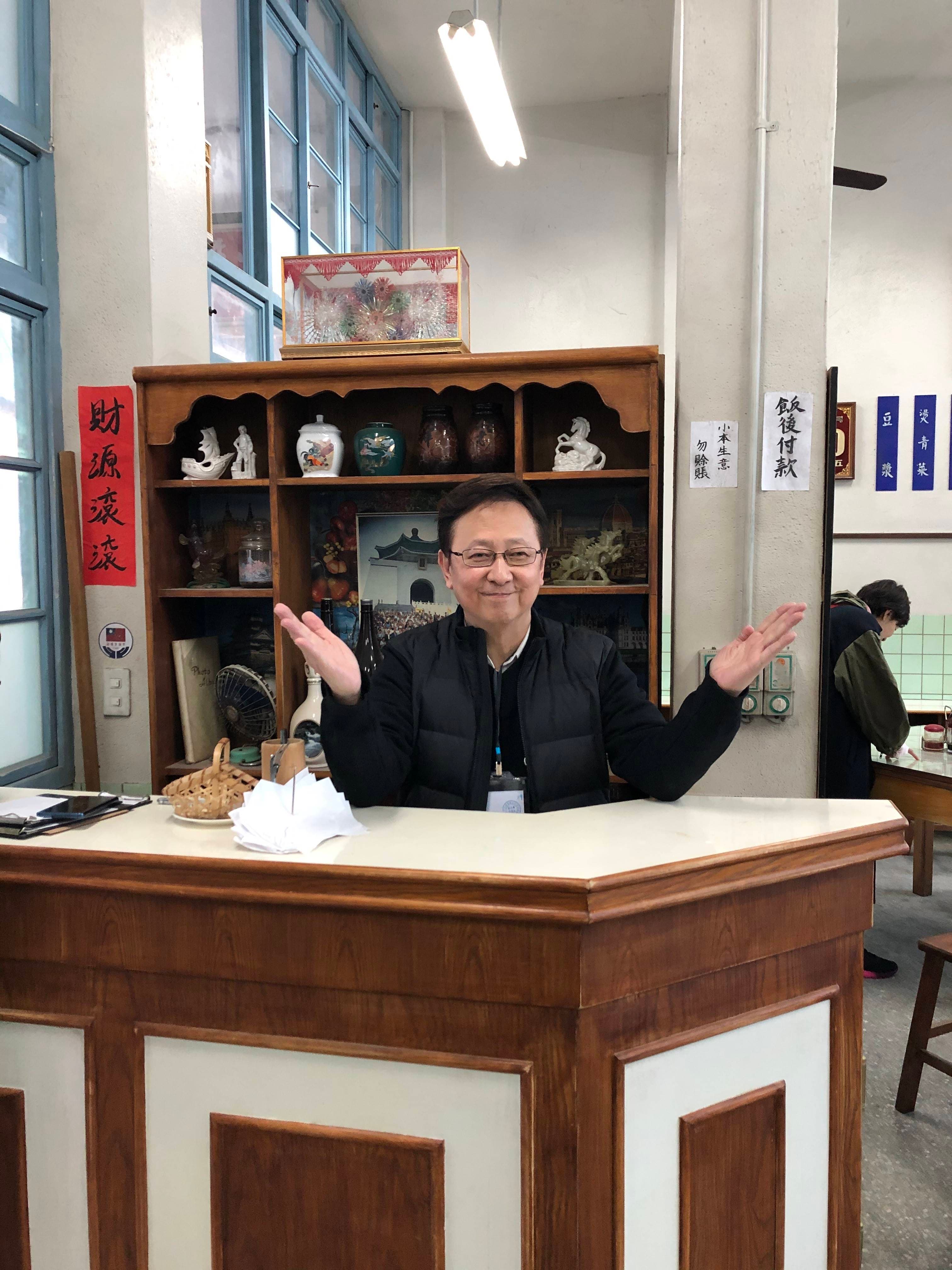 李四端對點心世界充滿回憶,看到場景重現相當開心。(劉玉嘉提供)