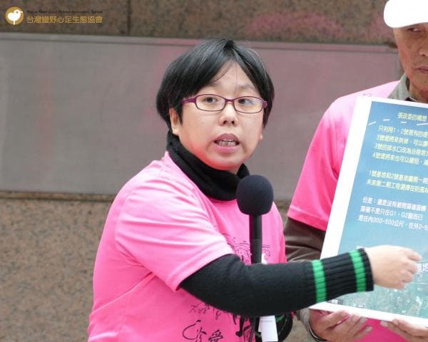 蔡雅瀅律師提出三接開發對藻礁生態的4大影響,也擔心選址背後有能源安全的隱憂。(蠻野心足生態協會提供)