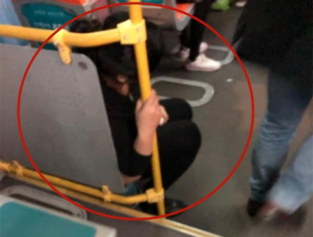 原來女子是身體不適,實在受不了只好在垃圾桶上廁所。(翻攝自微博)