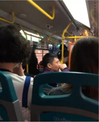 乘客紛紛轉頭掩鼻,不忍直視。(翻攝自微博)