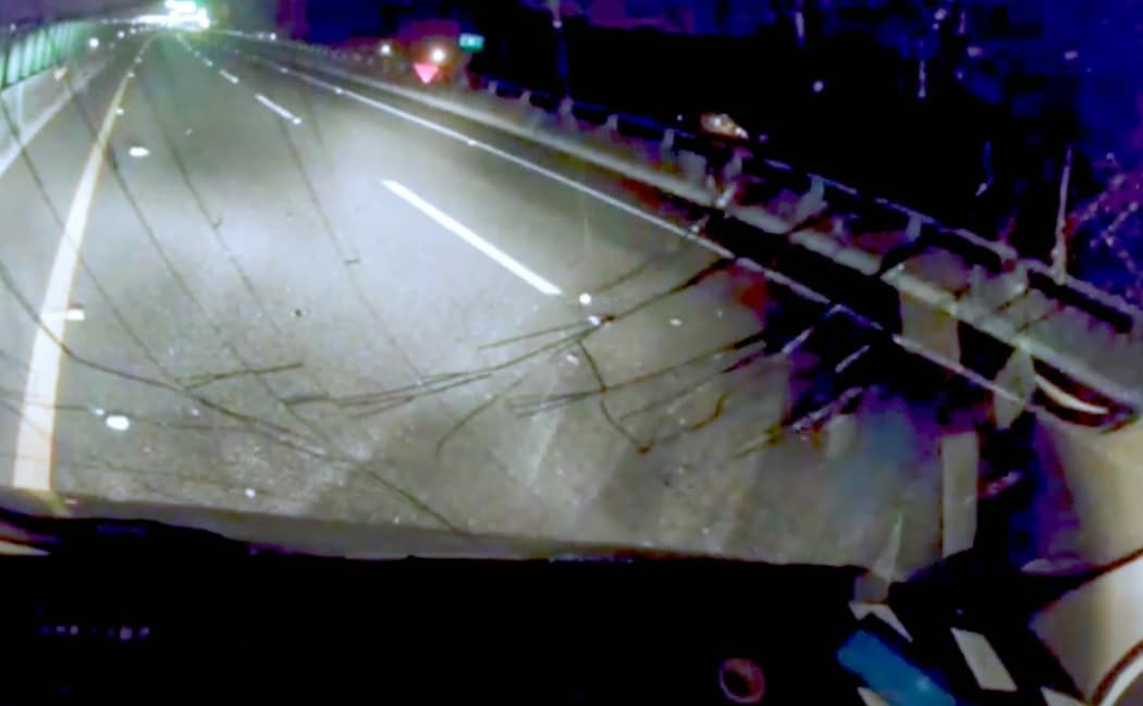 在翻滾多達4、5圈後車輛幸運轉正,車上乘客送醫後也無大礙。(翻攝自臉書社團「台中踢爆網」)