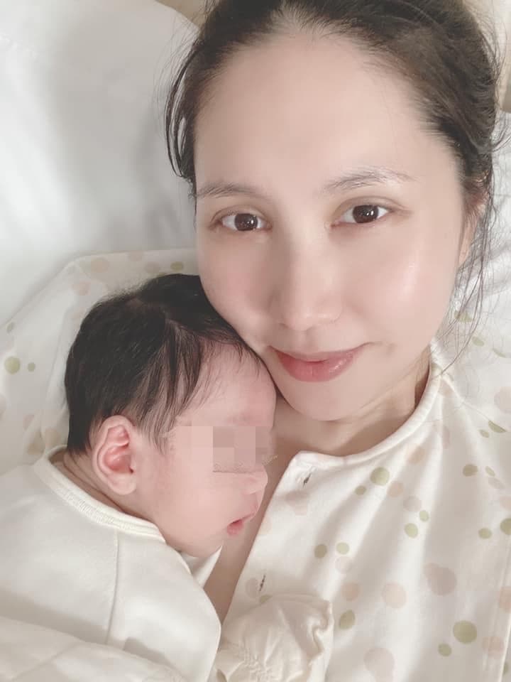 余苑綺2019年年生下二寶時發現自己癌症復發,隨即積極做化療與手術抗癌。(翻攝自余苑綺臉書)