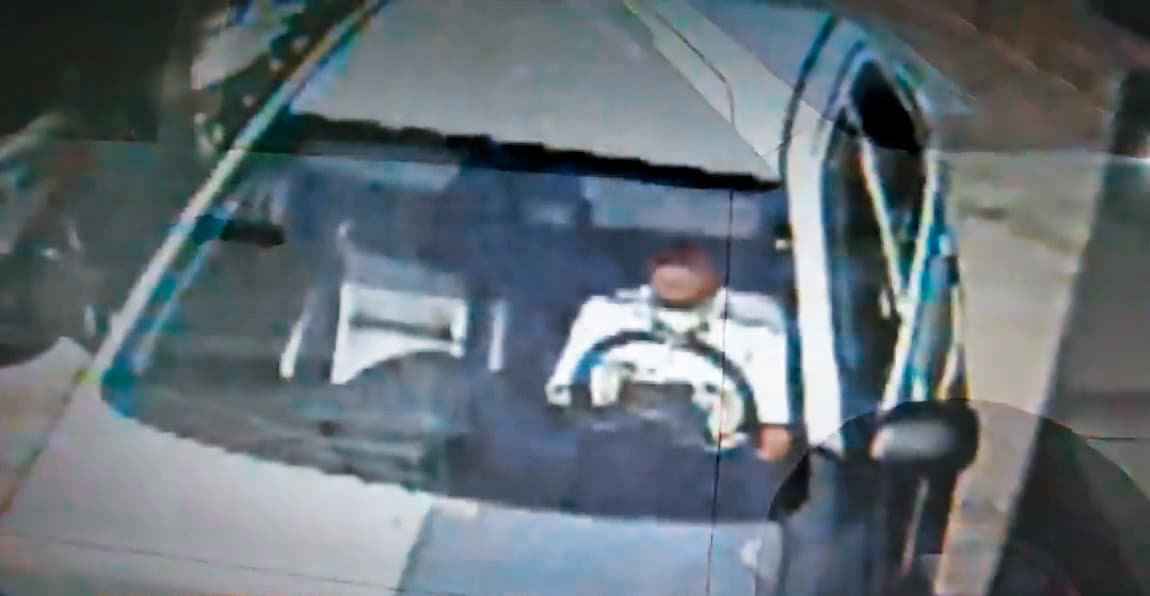 黃進龍的二哥駕駛租賃車輛協助運屍,被高速公路的監視器拍下。(翻攝畫面)
