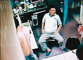 租車公司的監視器清楚拍下黃進龍二哥的身影。(翻攝畫面)