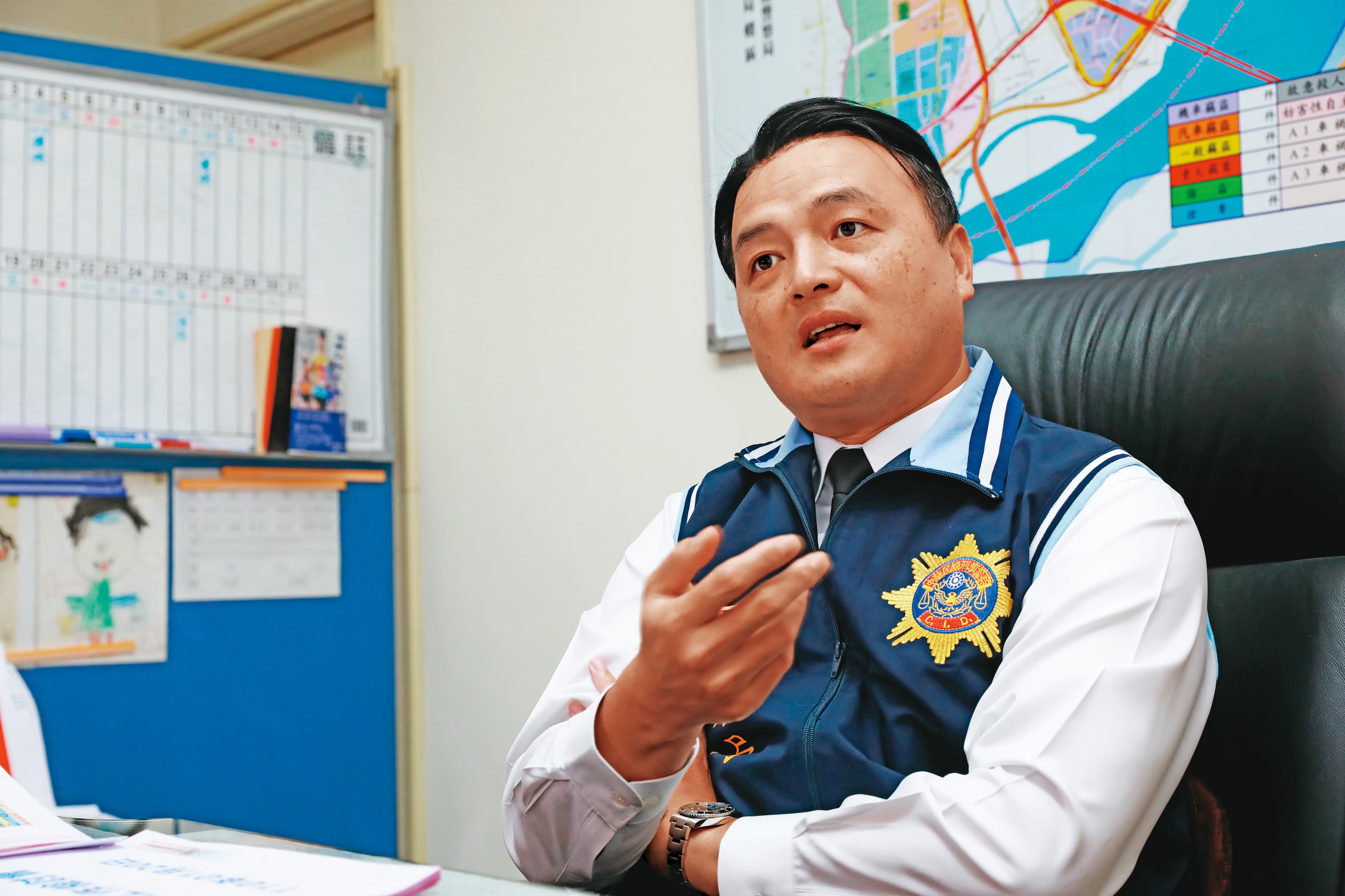 現任新北市警局三重分局偵查隊長鄭偉豪,向本刊說明當年辦案的細節。