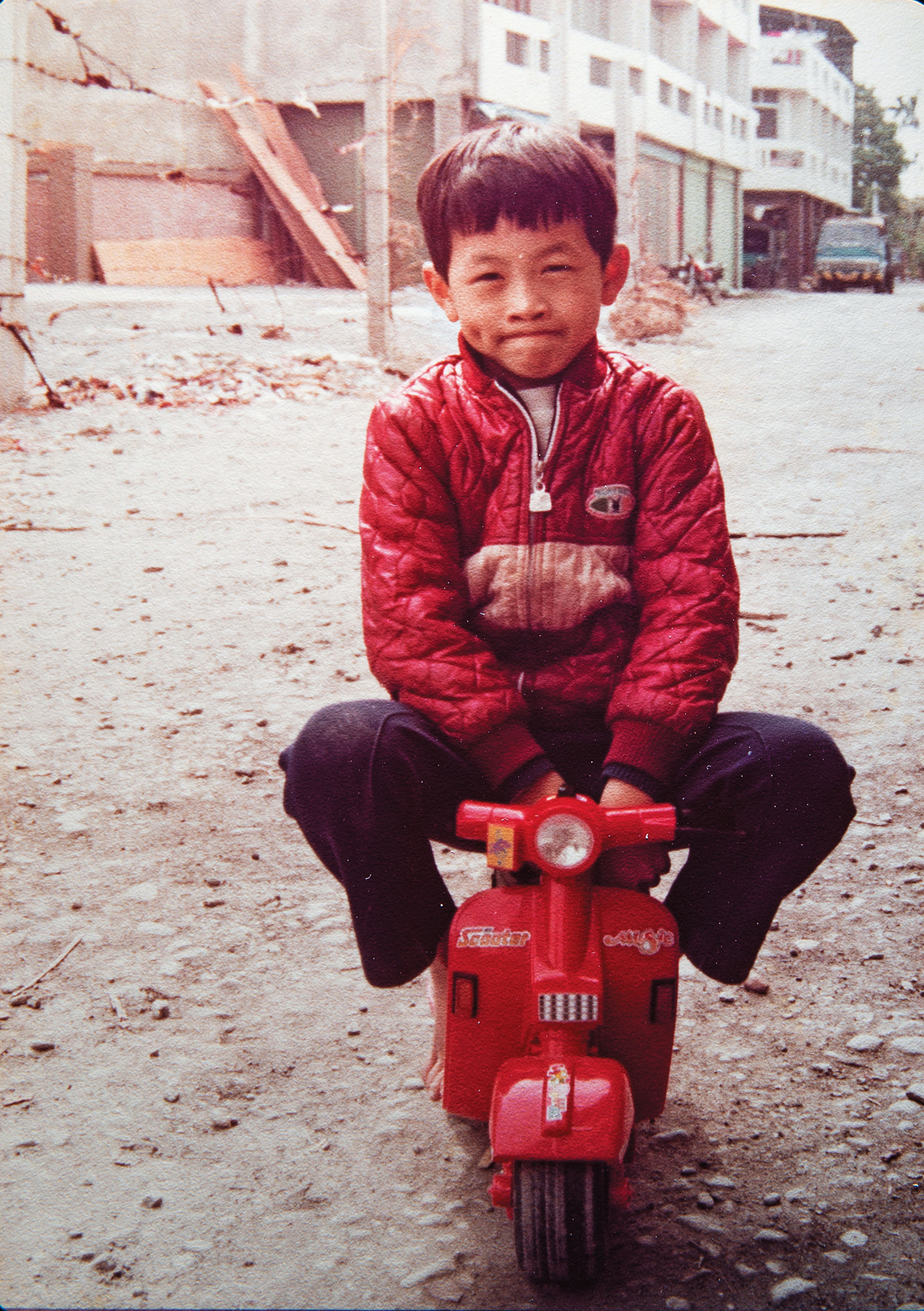 陳思宏從小活潑受寵,姊姊們約會都常帶著他。圖為他6歲在永靖老家門口玩耍。(陳思宏提供)