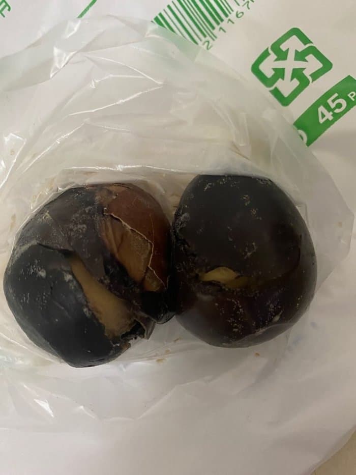 送來的兩顆茶葉蛋一顆完全無殼、另一顆殼只剩一點點,讓網友直呼「好噁心🤮完全不敢吃」。(翻攝自Dcard)
