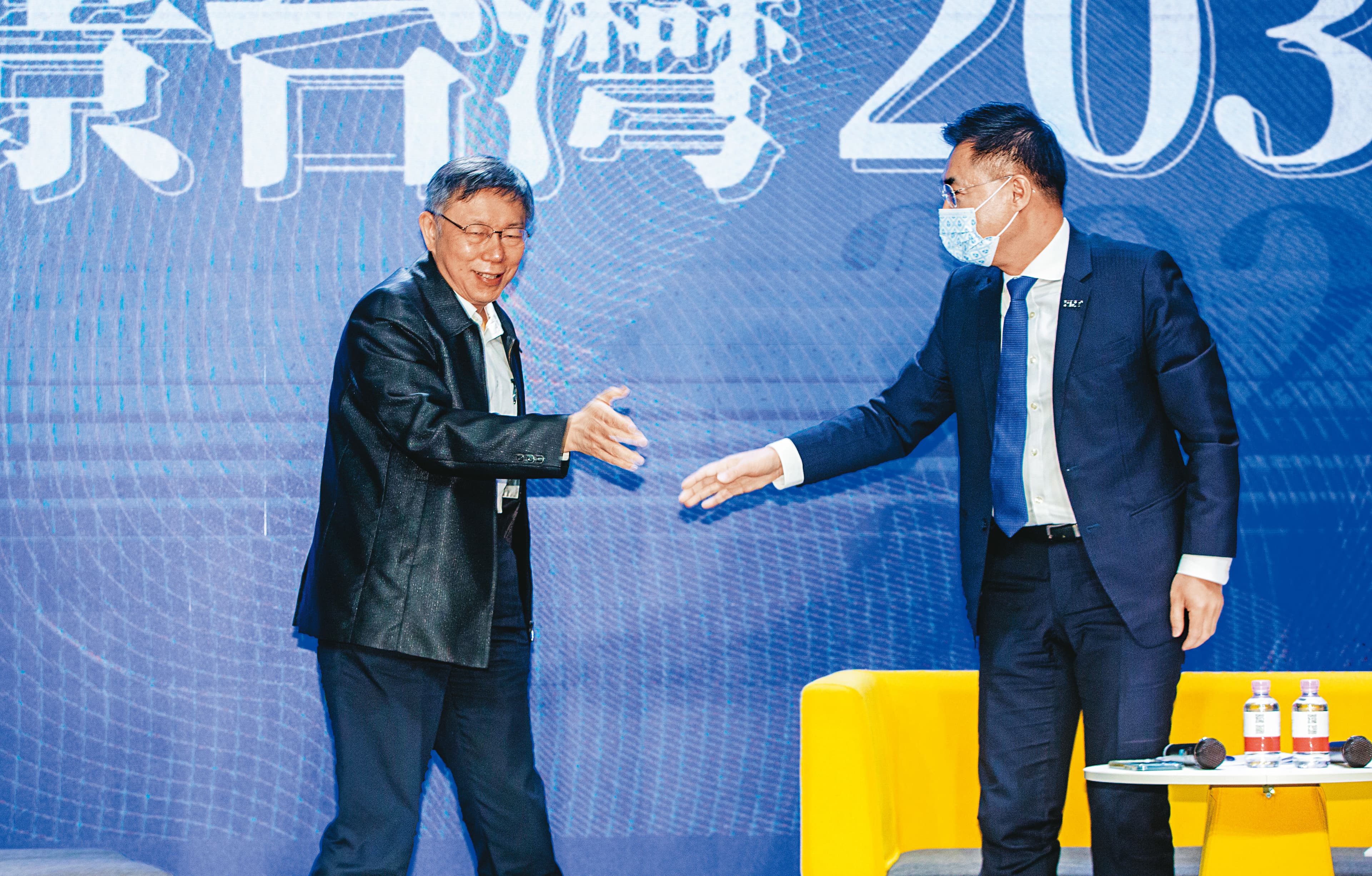 江啟臣(右)密邀身兼民眾黨主席的台北市長柯文哲(左)出席智庫論壇,掀起「藍白合」風暴。