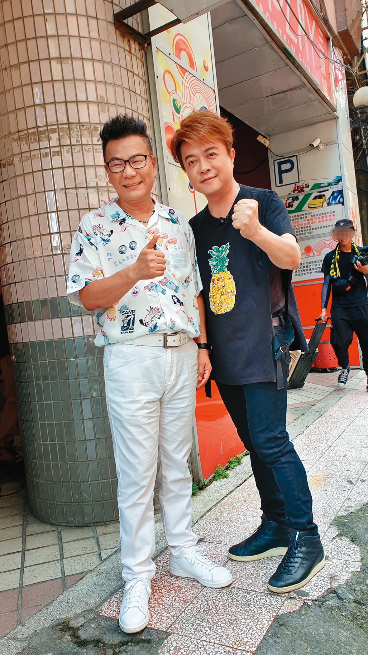 翁立友(右)一場唱酬是35萬元起跳。左為沈玉琳。(翻攝自翁立友臉書)