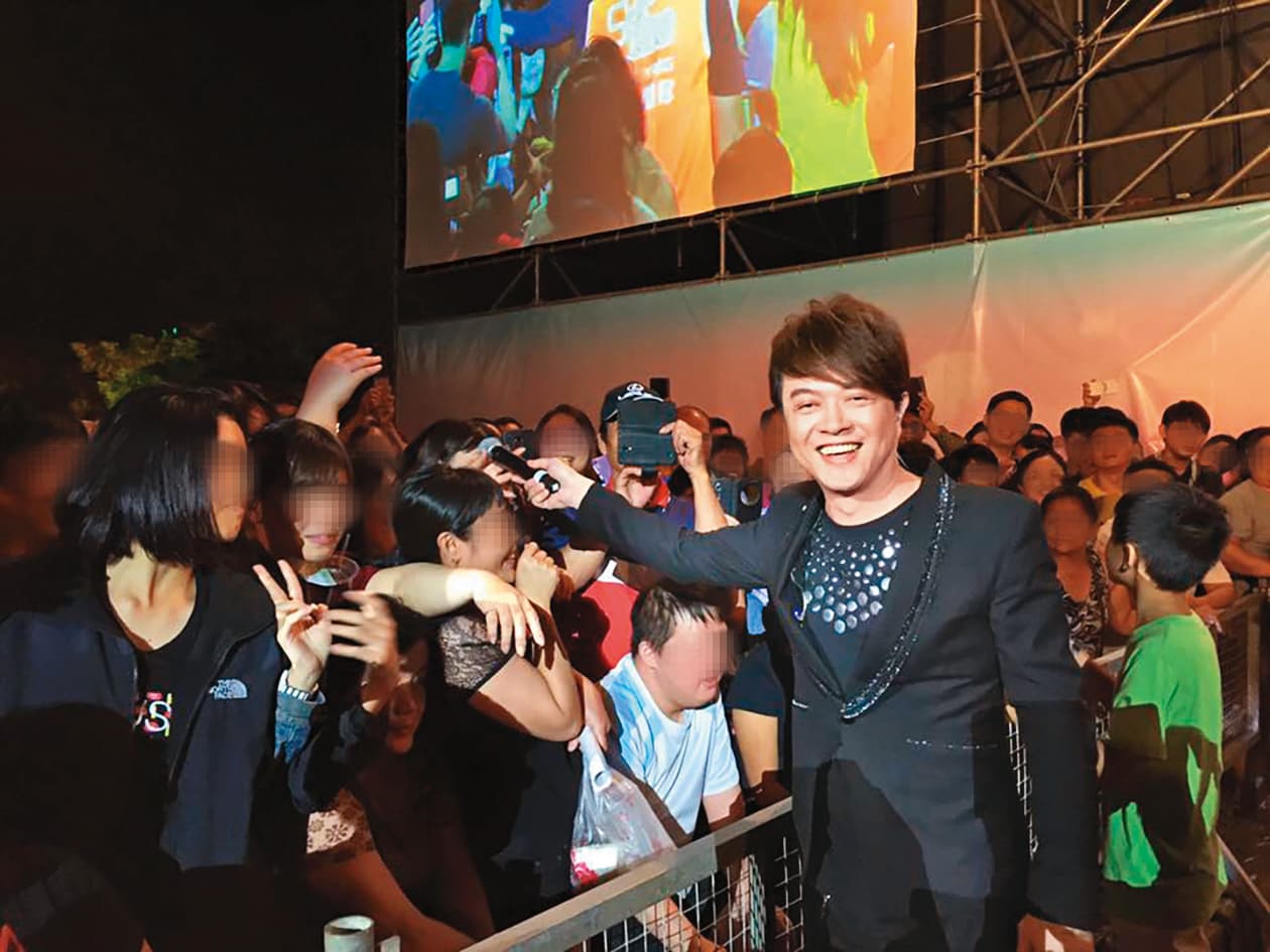 翁立友擁諸多台語金曲,是許多在地廠商邀約演出的對象。(翻攝自翁立友臉書)