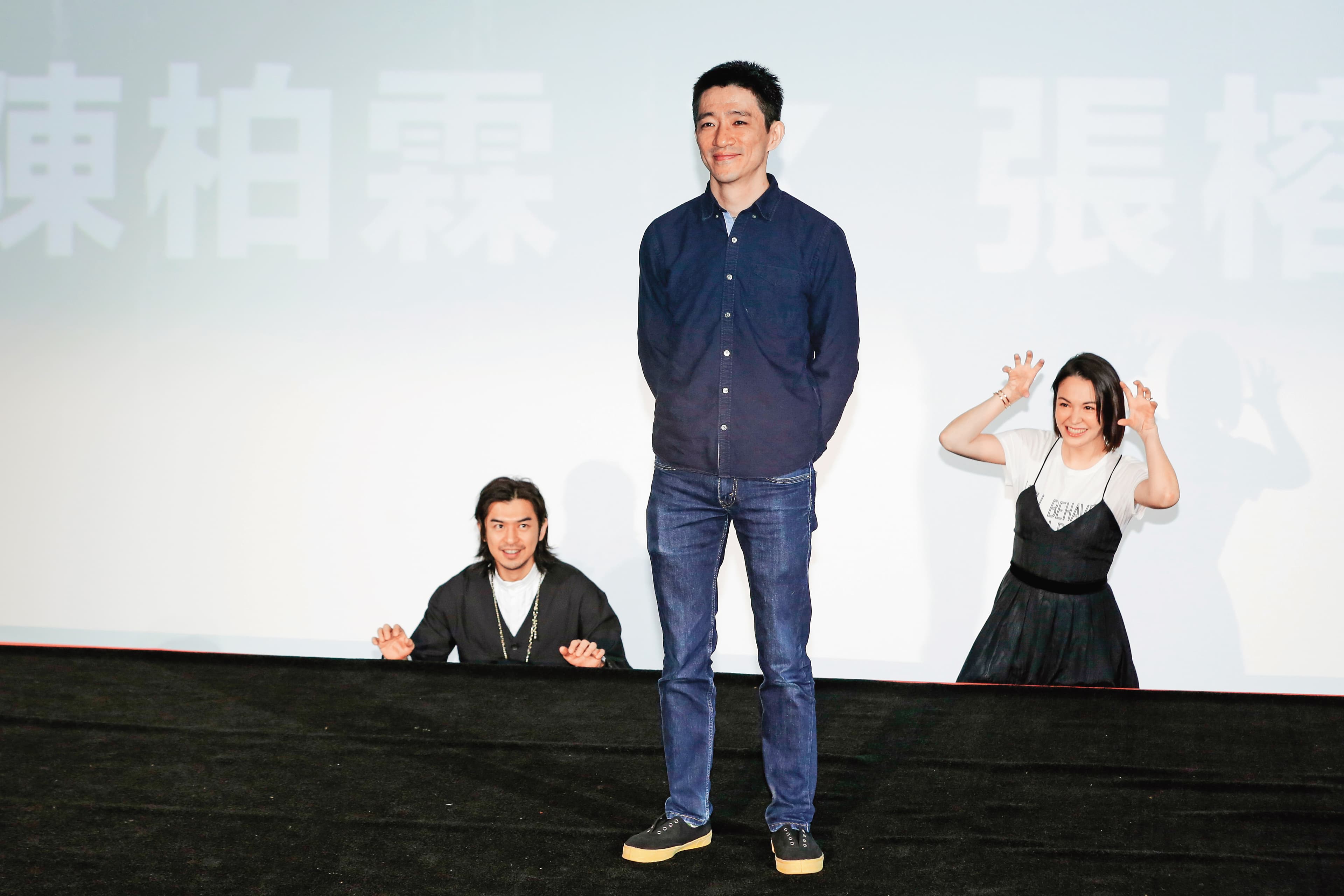 陳柏霖(左)、張榕容(右)出席徐漢強(中)執導的鬼片發布會,「假鬼假怪」登台切合新片主旨,最佳劇情片手到擒來。