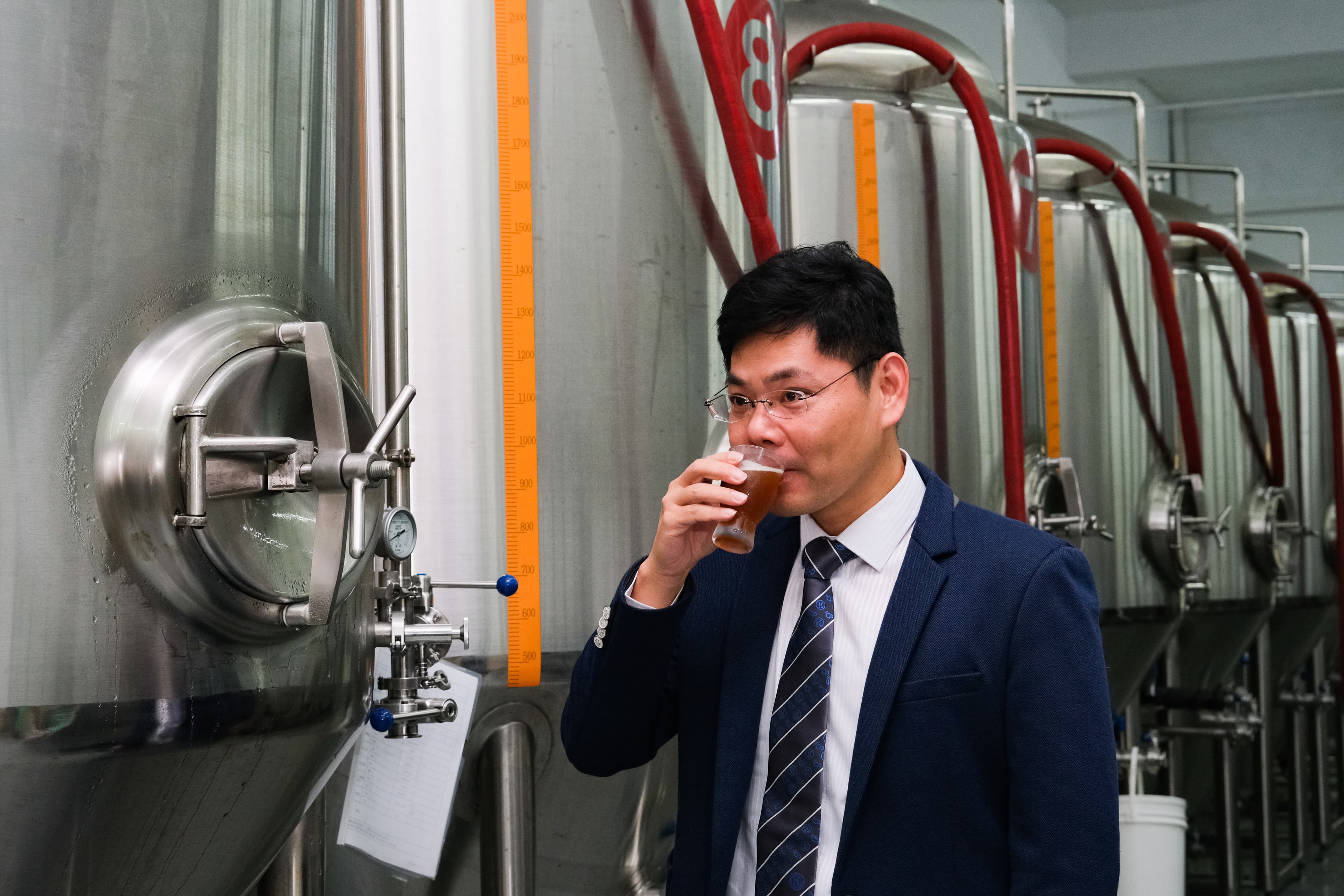 啤酒釀造完成,輔仁大學食品科學系教授謝榮峯會到酒廠鑑定風味。