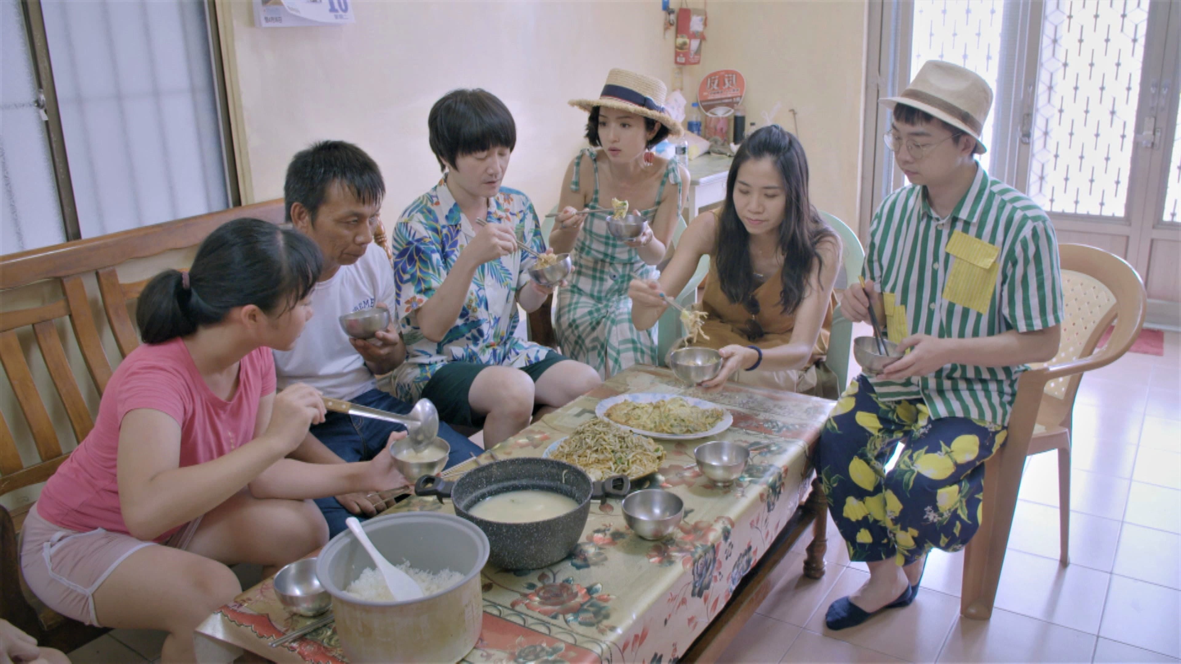 旺福樂團和小夥伴慕潔(左1)使用村民贈送的鯰米仔,製作出炒意麵和煎蛋大快朵頤,彌補沒抓到魚苗的遺憾。(公視提供)
