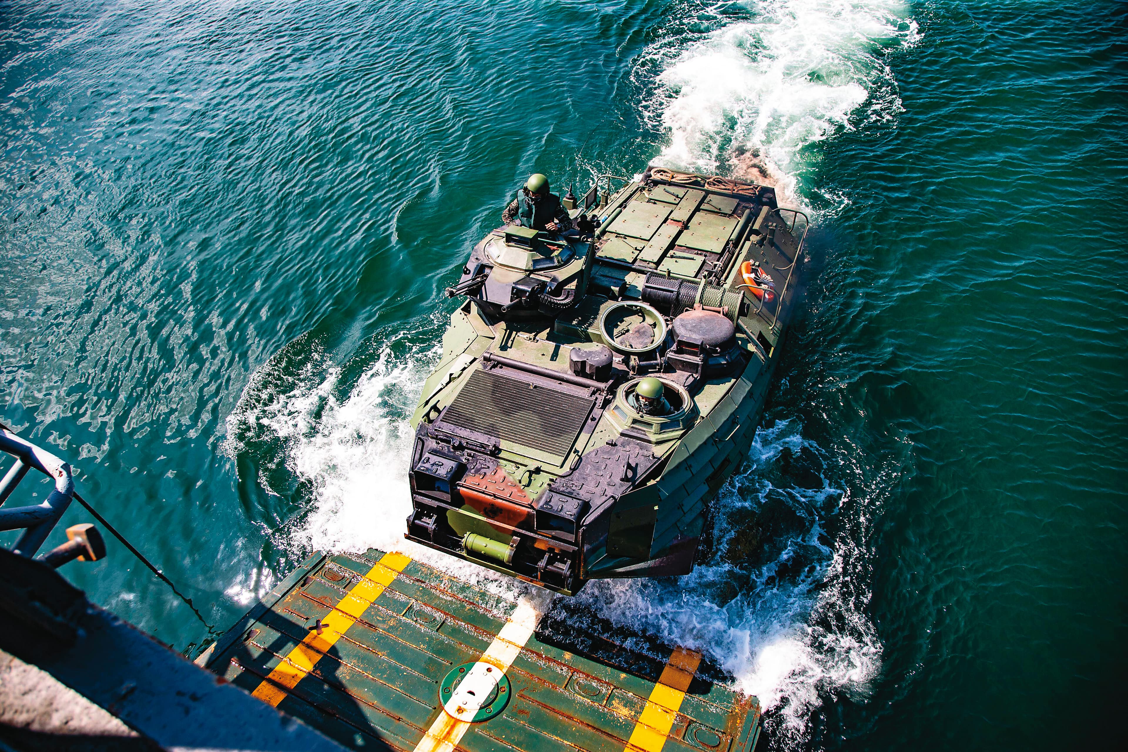 國軍支援外島的重型武器裝備,需要從海路運送,海軍任務吃重。(國防部提供)