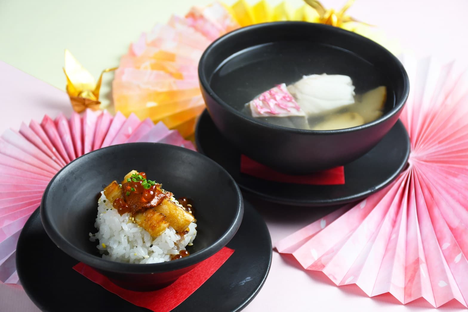 薑絲簡單提味的櫻鯛魚湯「松茸海潮吸」,搭配炙燒散壽司。(涵碧樓提供)