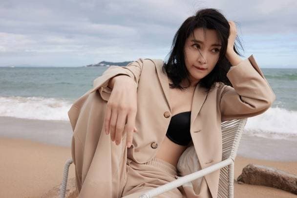 李冰冰年初曾曝光海邊性感照,根本不像已年近50。(翻攝自李冰冰微博)