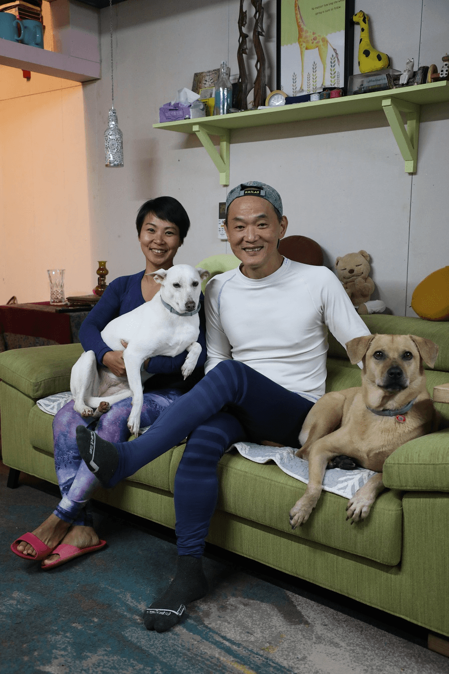 Charlie(右)和Ines(左)與兩隻可愛的狗狗,一起住在三貂嶺。