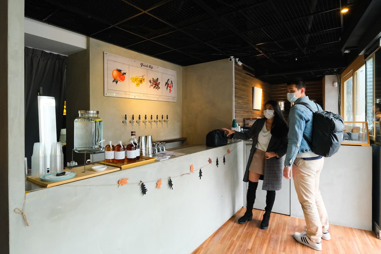 成排的汲飲式調酒區,在這一季每天供應5~6款「果實」主題的調酒。