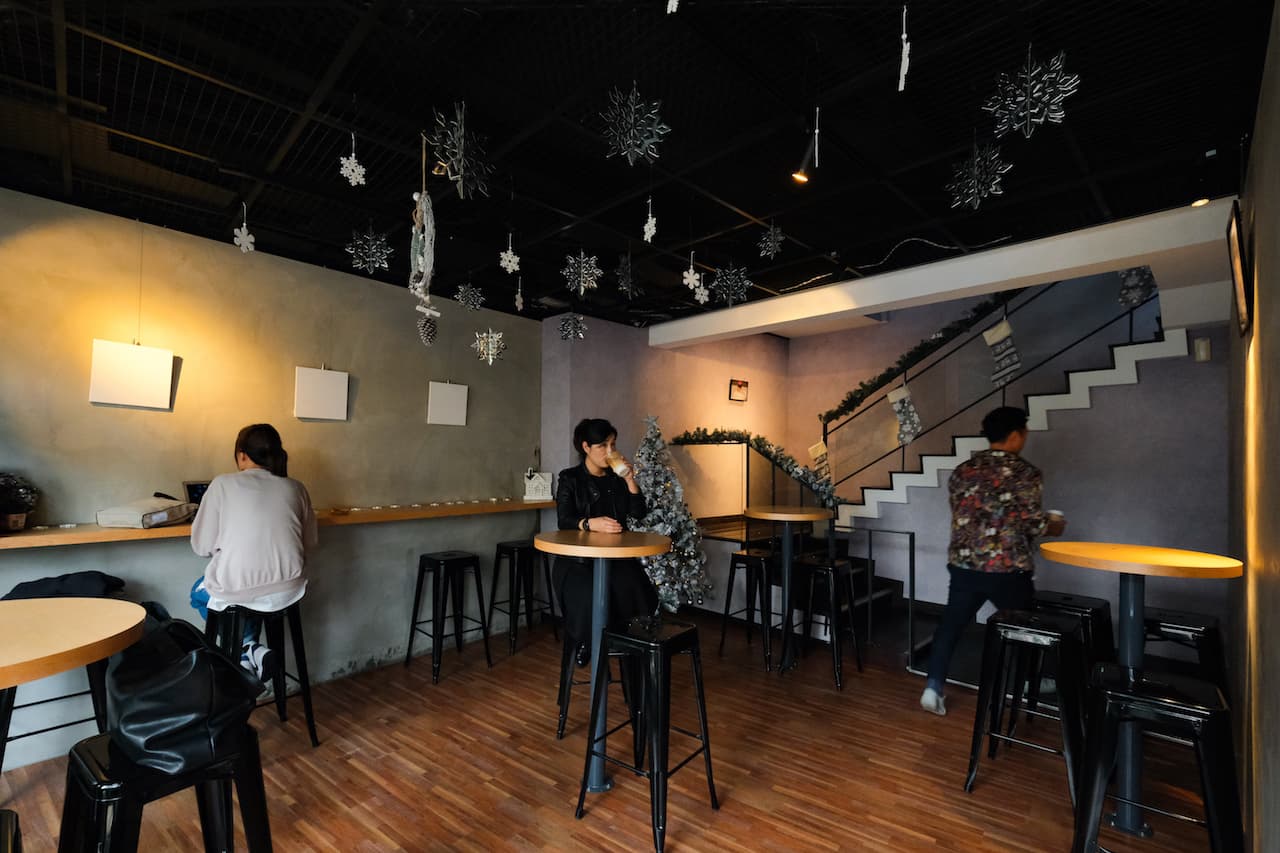 是餐酒館也是咖啡廳的KōHī,愜意空間讓人放鬆午後微醺。