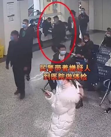 丈夫帶著嫌疑犯到醫院做體檢,竟巧遇獨自產檢的妻子。(翻攝自微博)