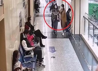 丈夫的同事見狀,便讓他去陪伴妻子做抽血檢查,過沒多久妻子的姐姐到醫院後,他才回到工作崗位。(翻攝自微博)