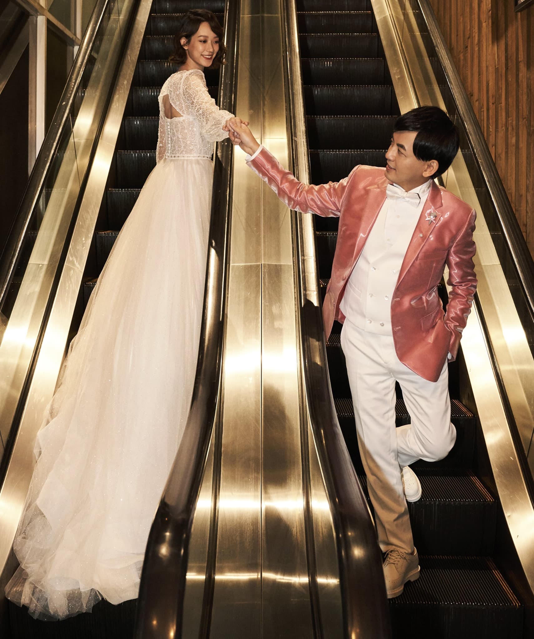 為了讓黃子佼、孟耿如順利拍攝婚紗,店家特別將手扶梯暫停讓兩人拍個夠。(翻攝自黃子佼臉書)
