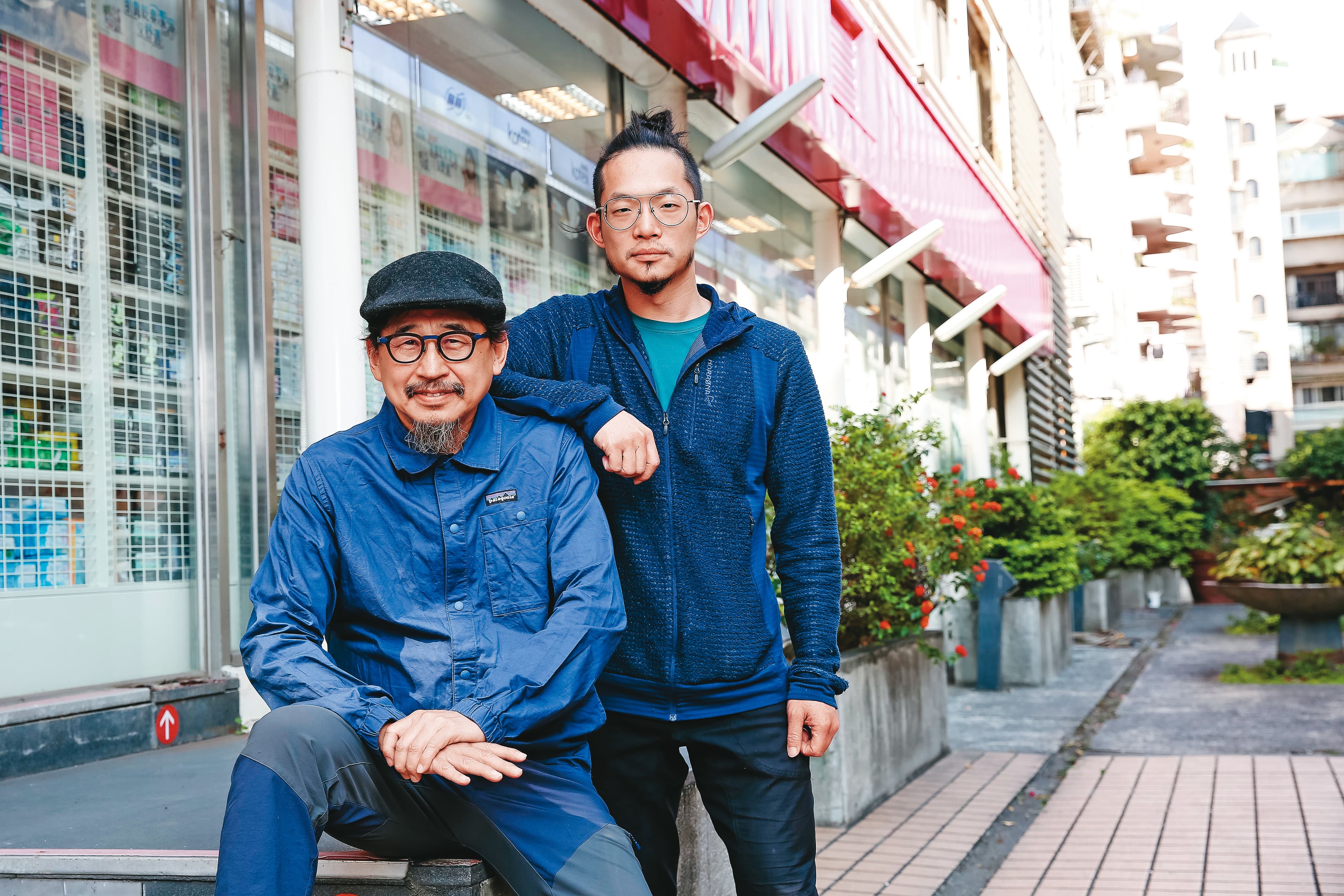 文化社會觀察家詹偉雄（左）找來新銳導演程紀皓（右），費時兩年多製作《群山之島》。