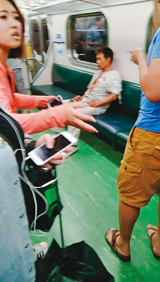 爆炸之後，林英昌癱坐在座位上，胸口血流不止。（翻攝畫面）