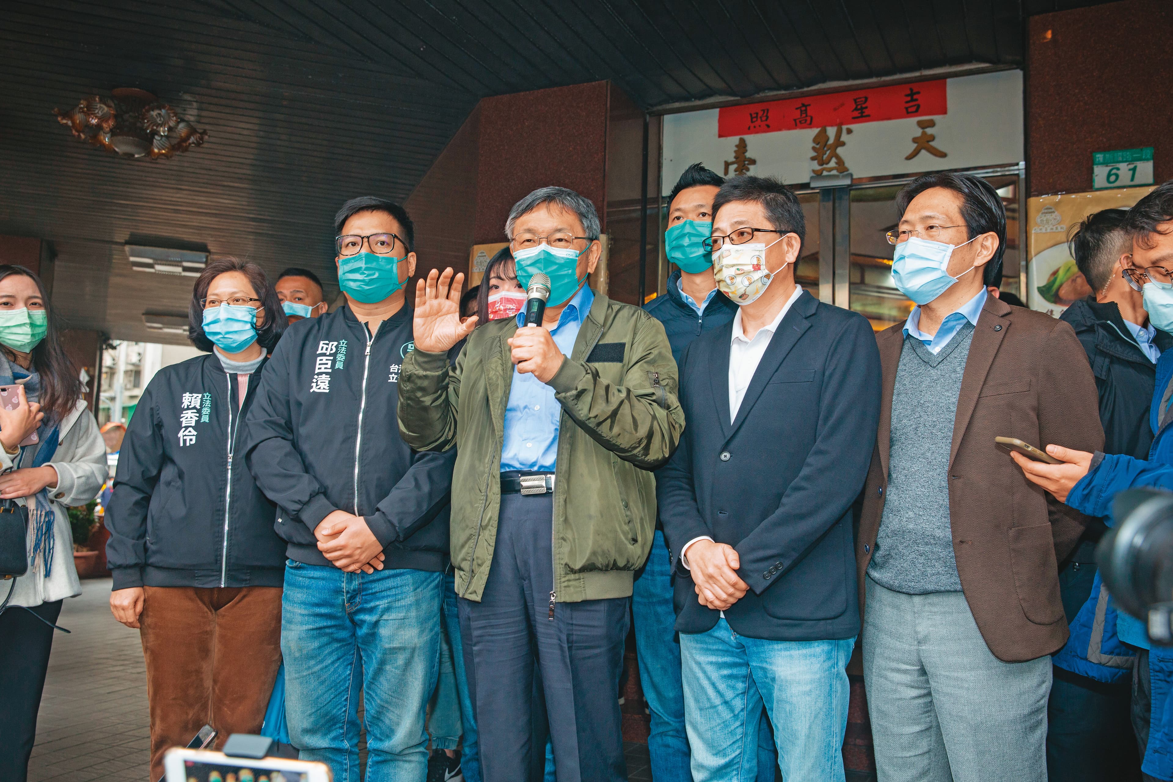 柯文哲（左2）與江啟臣合體，不但在藍營內部引發藍白合風波，柯營內部的藍綠勢力也暗自角力。圖為柯率領民眾黨出席春酒，大談有別於藍綠統獨的「天然台」論述。
