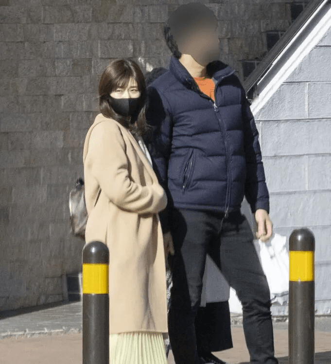 日本資深娛樂記者分析,福原愛同時遭兩本週刊爆料婚變「內幕不單純」,更推論福原愛可能遭男方設局偷拍。(翻攝《女性SEVEN》)