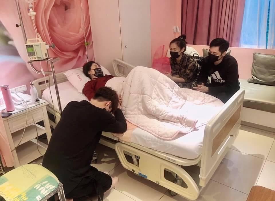 教友們在白家綺的床邊為她祈禱,祝福「小朵拉」平安降臨人世。(翻攝藝起發光臉書粉絲頁)