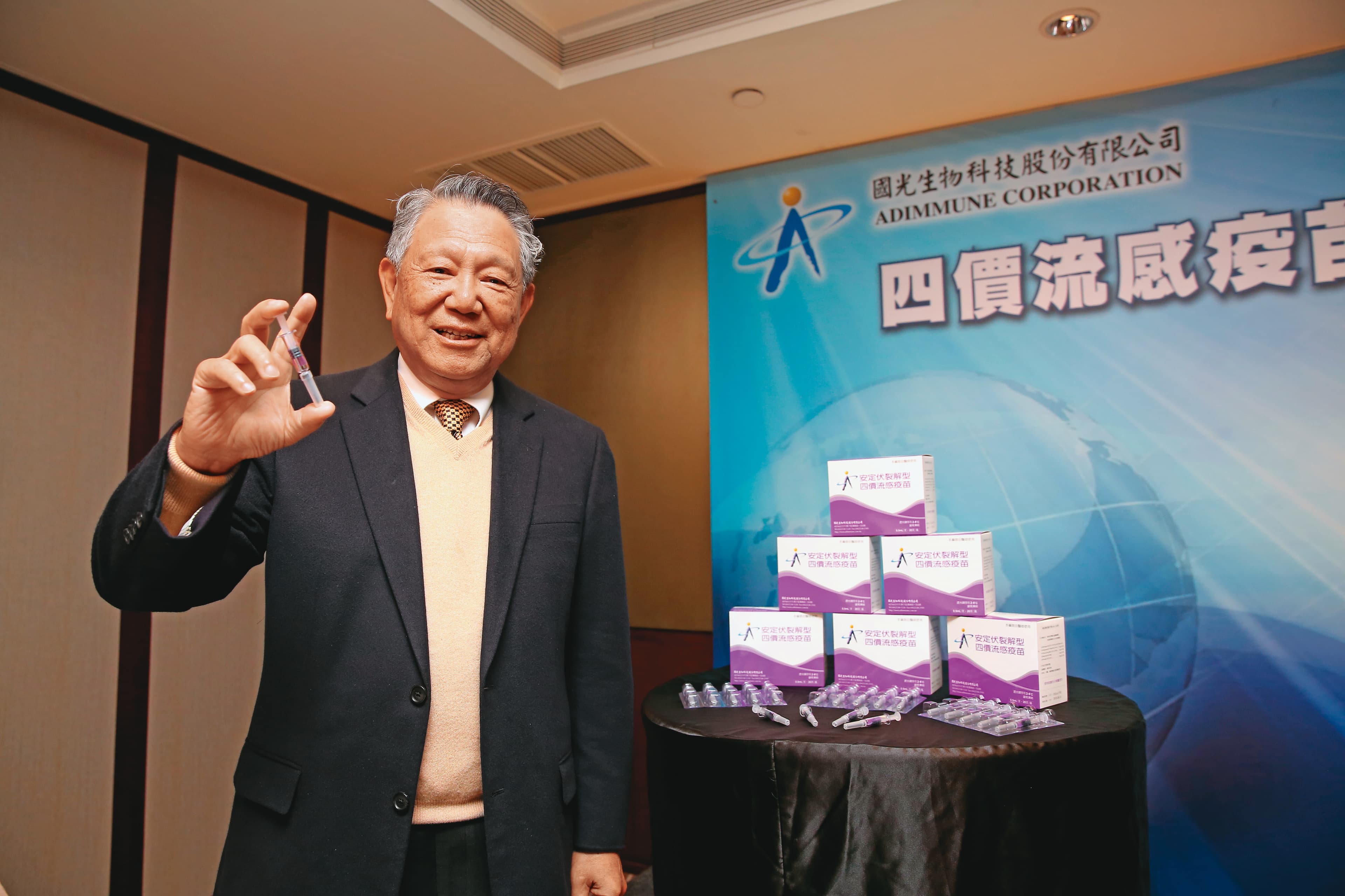 在流感疫苗耕耘多年的國光生技,在新冠疫苗布局改拚變種病毒。圖為國光生技董事長詹啟賢。