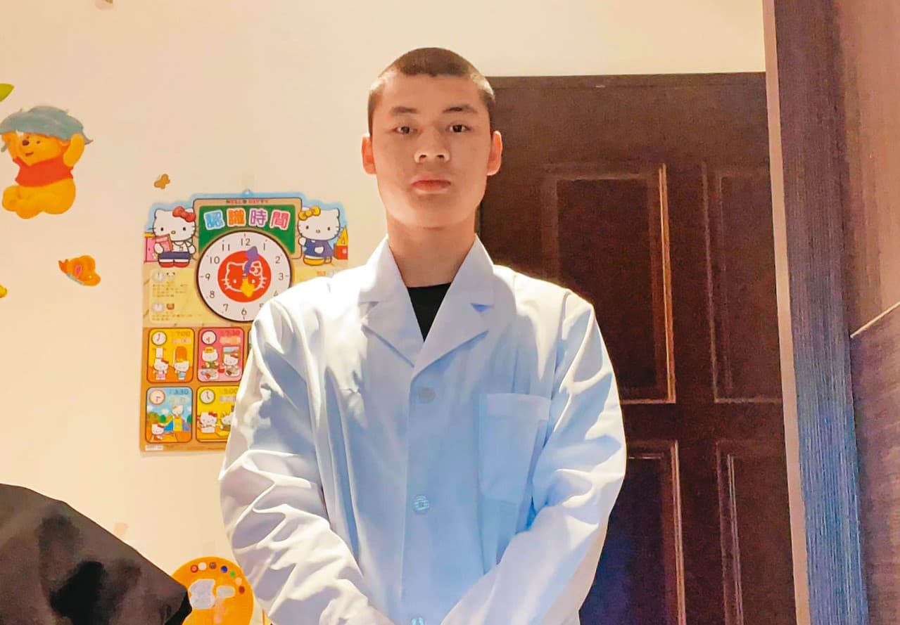 年僅18歲的黃立翔穿著網路上買的白袍,假冒醫師,到處騙財騙色。(讀者提供)