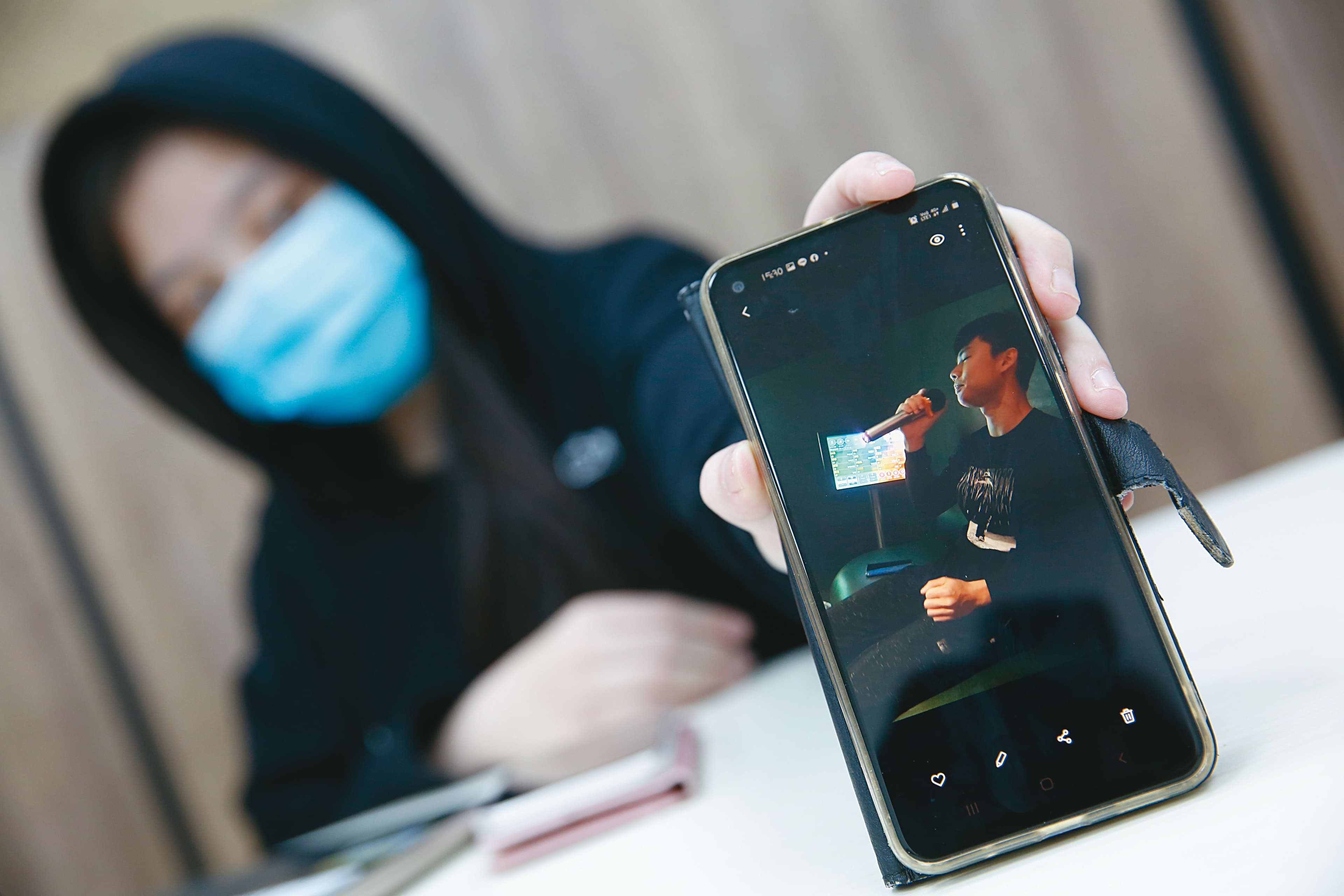 護理師純純(化名)被愛沖昏頭,陸續被騙走了上百萬元。