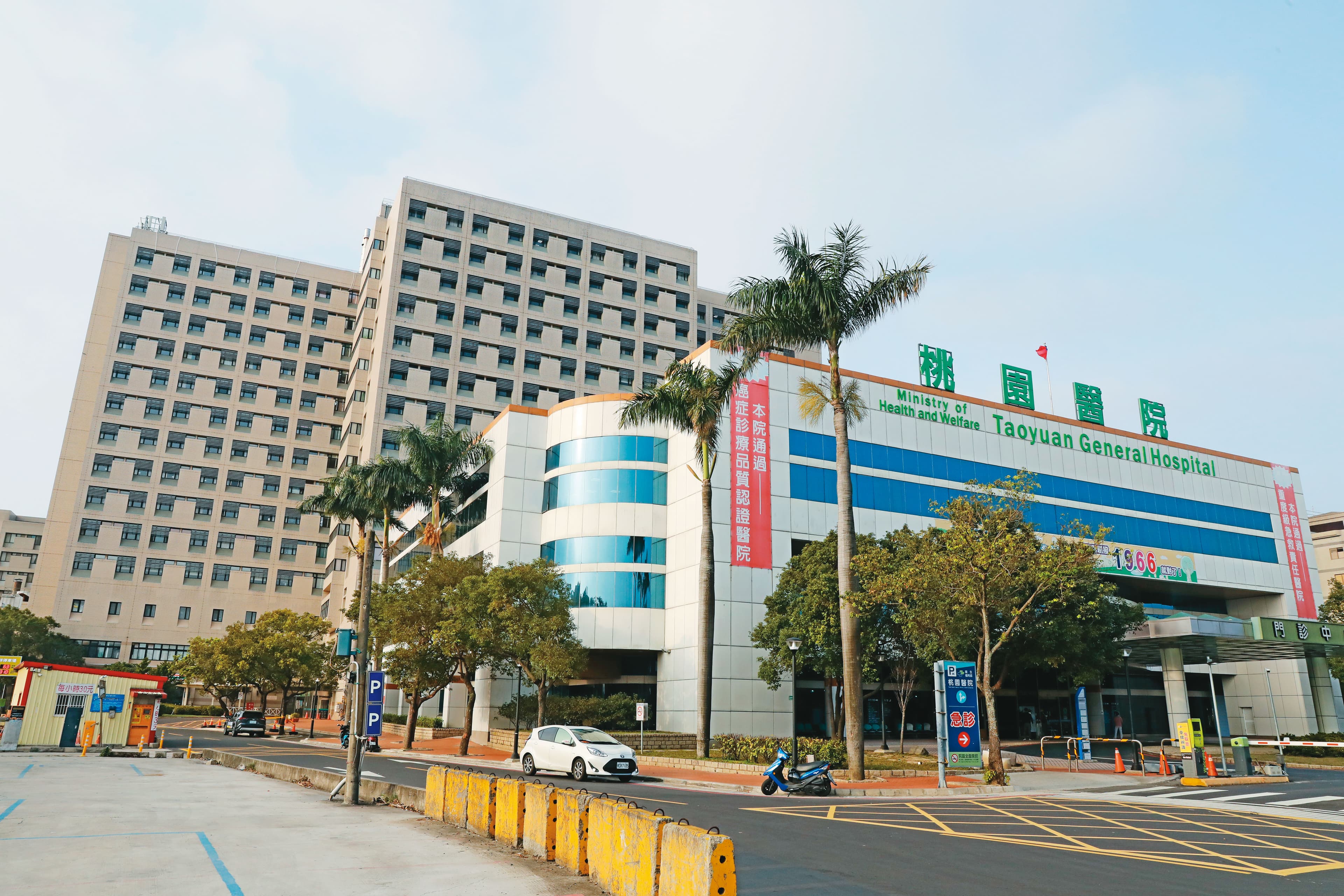 黃立翔自稱在部立桃園醫院(圖)服務,之後又改口說被調到中研院上班。
