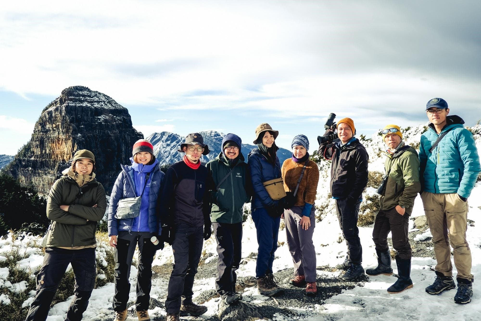 《群山之島》除了60歲製作人詹偉雄(左四),其餘隊員平均年齡才34歲。(公視提供)