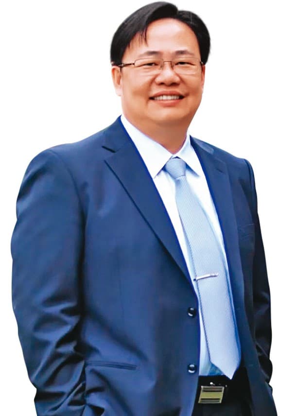 高雄中正高中老師袁子洺白天在學校教課,下課後開神壇當起「神明代言人」。(讀者提供)
