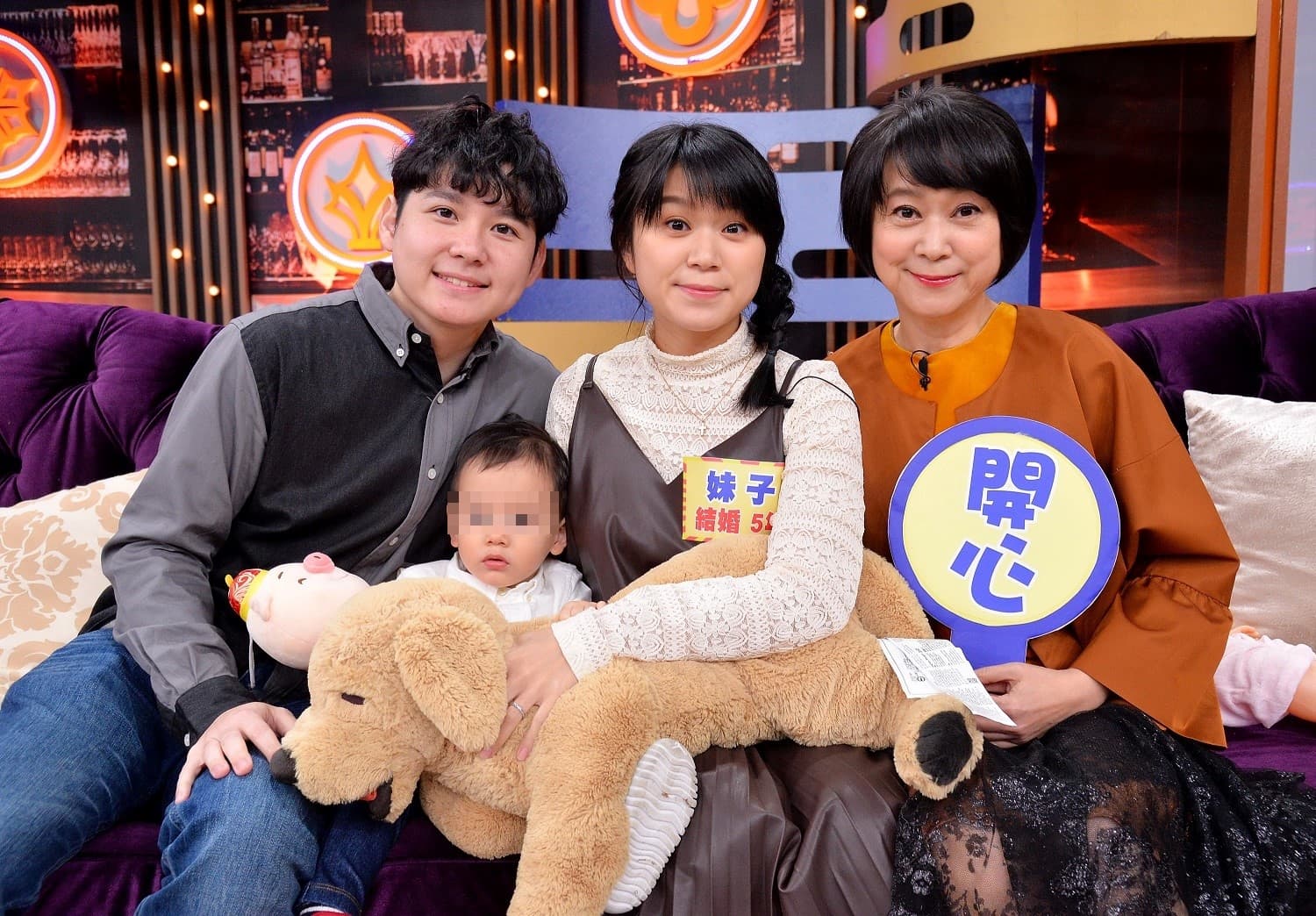 王月(右一)不捨女兒妹子(中)、外孫侖侖(中前)、女婿Jonathan(左)將定居上海兩年。(衛視中文台提供)