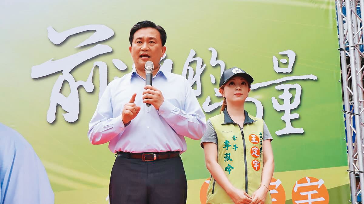 掛名王定宇(左)辦公室副執行長的李淑吟(右)外型甜美,堪稱最佳助選員,王曾稱妻子是最大支柱。