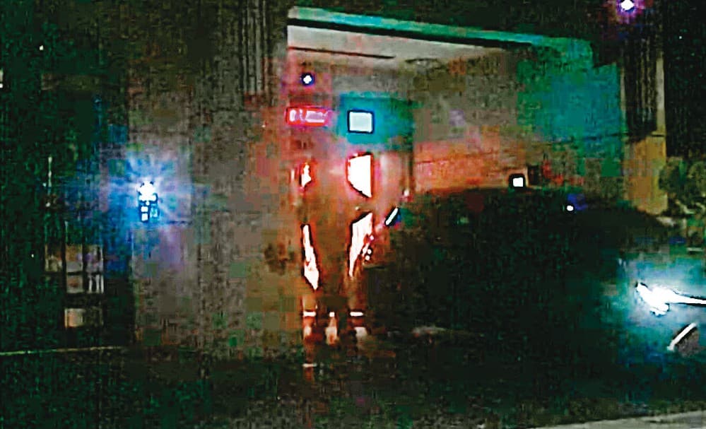 2020年11月11日23:05男先上樓。王定宇才剛入門不到1分鐘,停好車的顏若芳也隨後踏進自家大門。